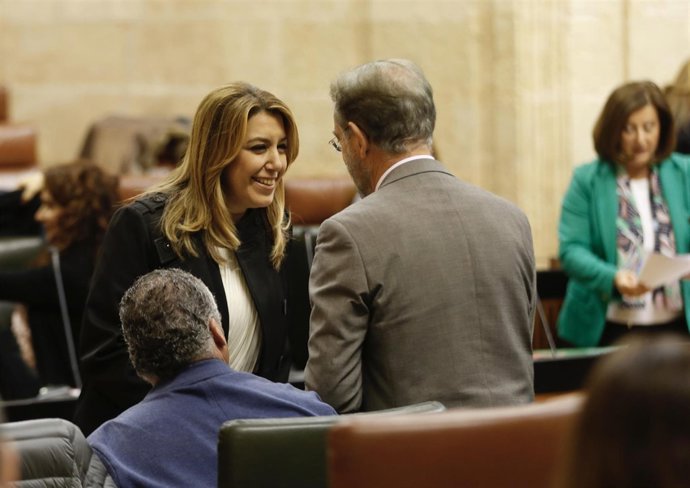Susana Díaz saluda a Felipe López en el Pleno del Parlamento