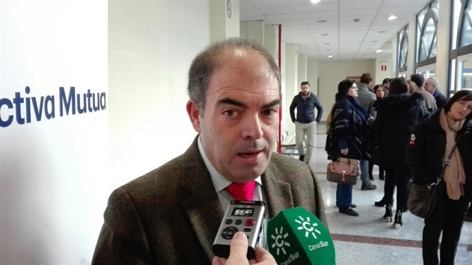 El presidente de ATA, Lorenzo Amor, atiende a los periodistas