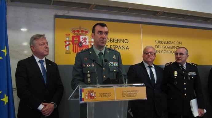 Juan Carretero con autoridades