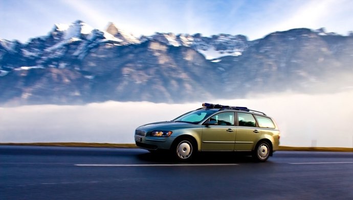 Vehículo conduciendo en invierno