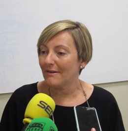 María José Salvador haciendo declaraciones a los medios 