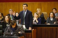 Moreno critica la "chapuza" de la Junta con las 35 horas y Díaz le acusa de querer poner a 8.000 empleados "en la calle"