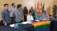 Oposición llevará a las Cortes el borrador negociado por Junta y colectivos LGTB