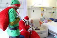 Papá Noel y tres elfos se deslizan en rápel para visitar a los niños del Hospital Vall d'Hebron