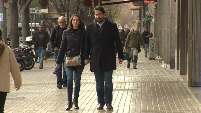 Passeig d'Inés  Arrimadas (Cs) i el seu marit Xavier Cim per Barcelona