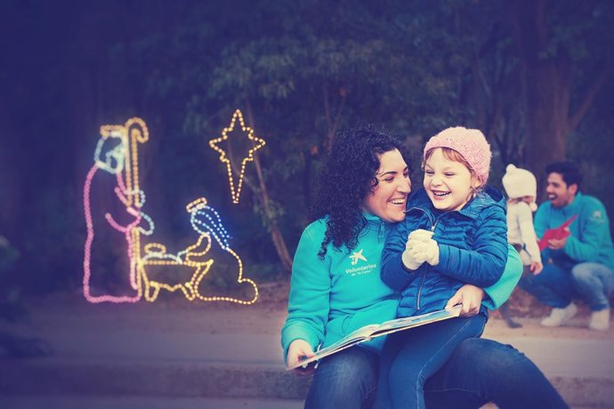 Voluntaris "la Caixa" amb infants (Imatge retocada per la Nadala).