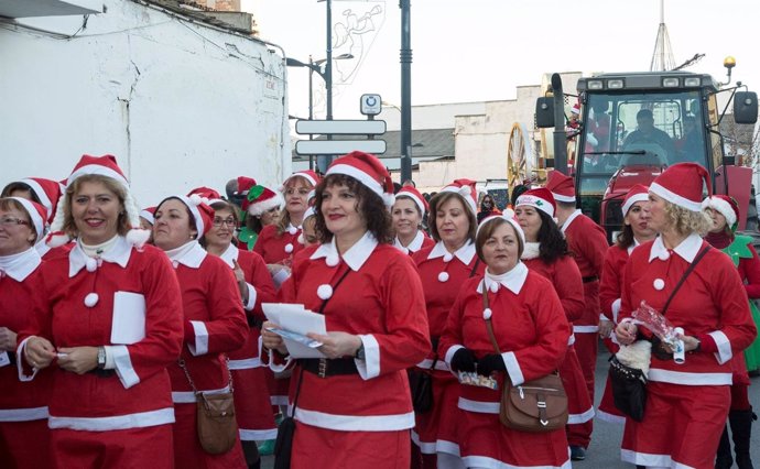 Desfile con mujeres ataviadas de Papá  Noel