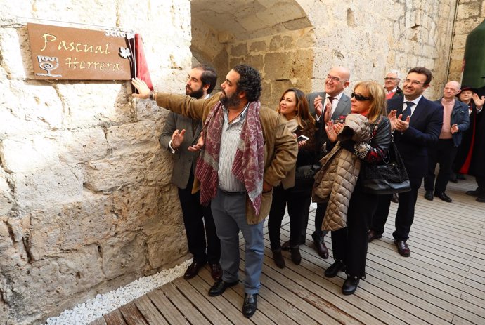 Placa con el nombre de la sala de catas del Museo del Vino