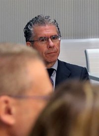 El juez imputa a tres empresarios por ocultar la titularidad de Granados del chalet de Valdemoro
