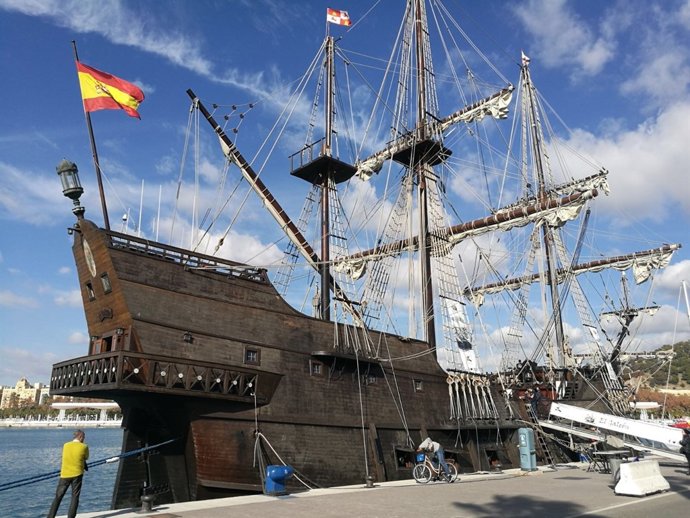 Galeón Andalucía atracado en el puerto de málaga replica navío NAO Victoria