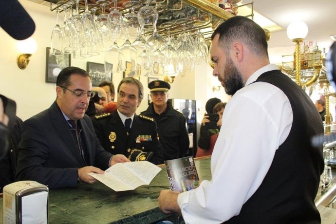 Presentación del plan comercio seguro. Briones y jefe policia nacional