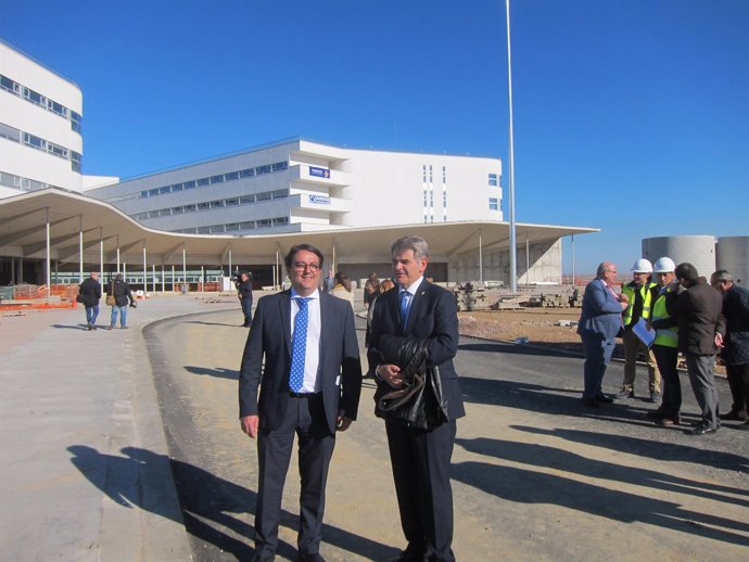 El consejero de Sanidad y el director del SES visitan el hospital de Cáceres