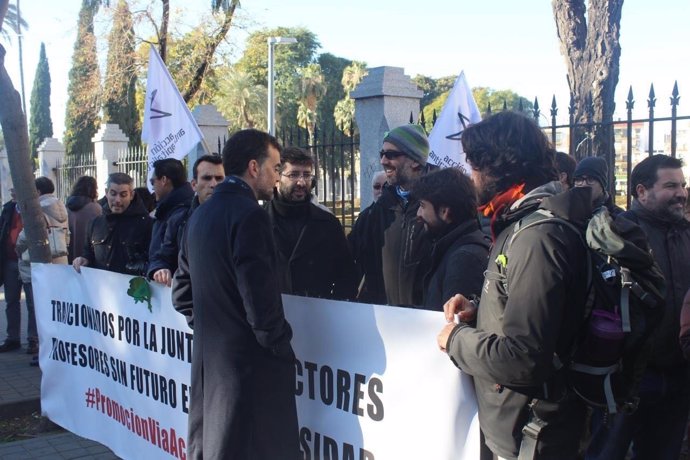 El coordinador general de IULV-CA, Antonio Maíllo, con los manifestantes