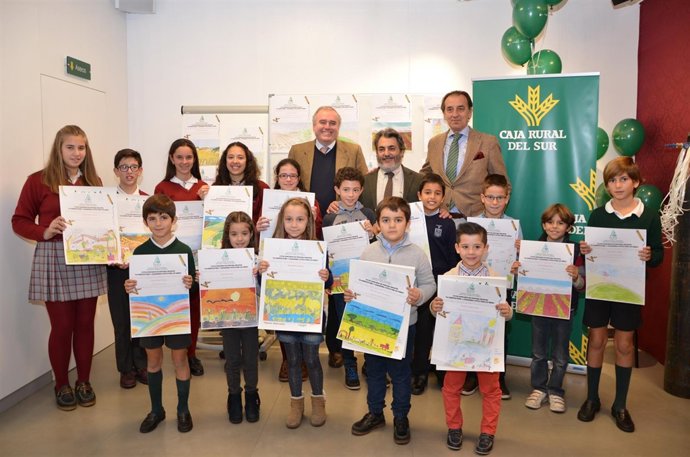NIños premiados en el concurso infantil de pintura de Asaja y Caja Rural del Sur