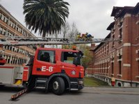 Bomberos de Bilbao visitan a los niños ingresados en el Hospital de Basurto