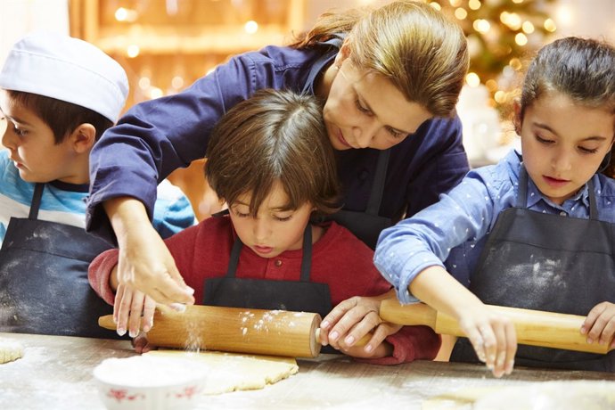 Nens durant un taller de galetes de Nadal