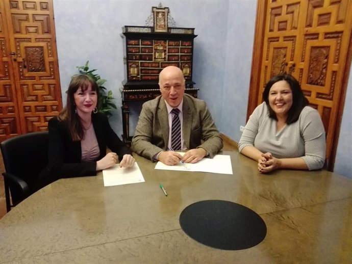 Antonio Ruiz y Rocío Sánchez (izda.), durante la firma del acuerdo