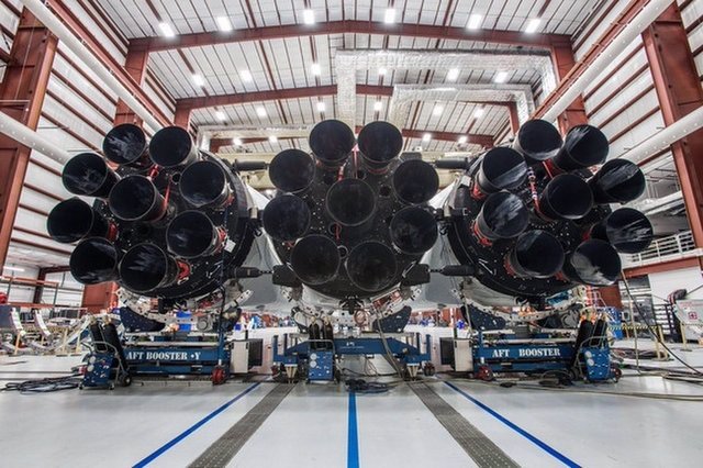 Aspecto de los 27 motores del Falcon Heavy