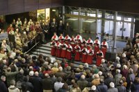 Los Infanticos del Pilar cantan ante el belén de la sede de Ibercaja