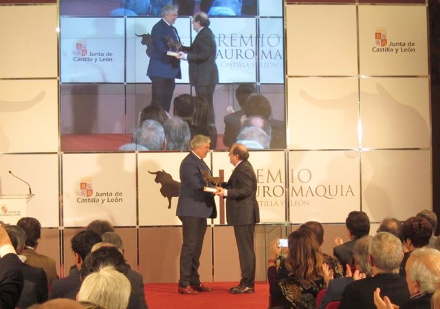 Herrer entrega el Premio de la Tauromaquia de CyL a Juan Ignacio Pérez-Tabernero