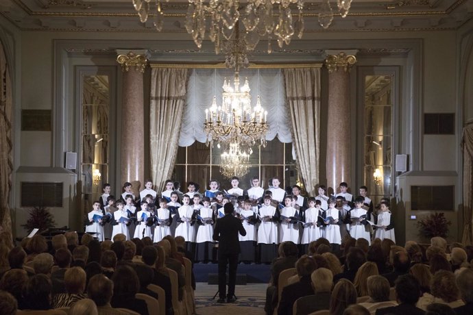 La Escolanía de Montserrat da un concierto benéfico en El Palace