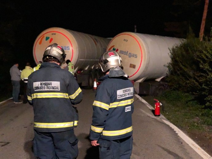 Bomberos trabajan en el accidente del camión cisterna de San Roque (Cádiz)