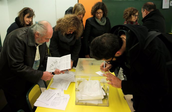 Mesa electoral de las elecciones en Cataluña
