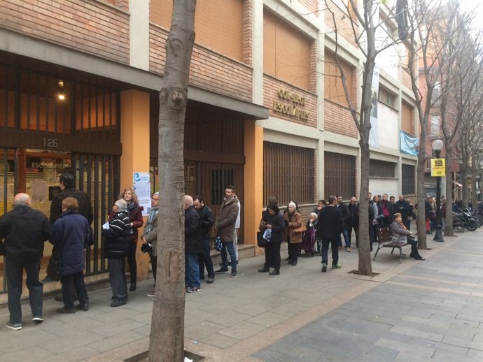 Cues per votar en les eleccions del 21-D en el col·legi Escolàpies d'El Clot
