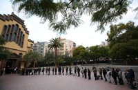 Largas colas para votar en los colegios electorales de Cataluña