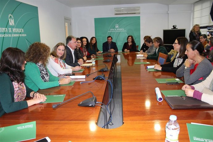 La directora del IAM, Elena Ruiz, informa sobre subvenciones a centros.