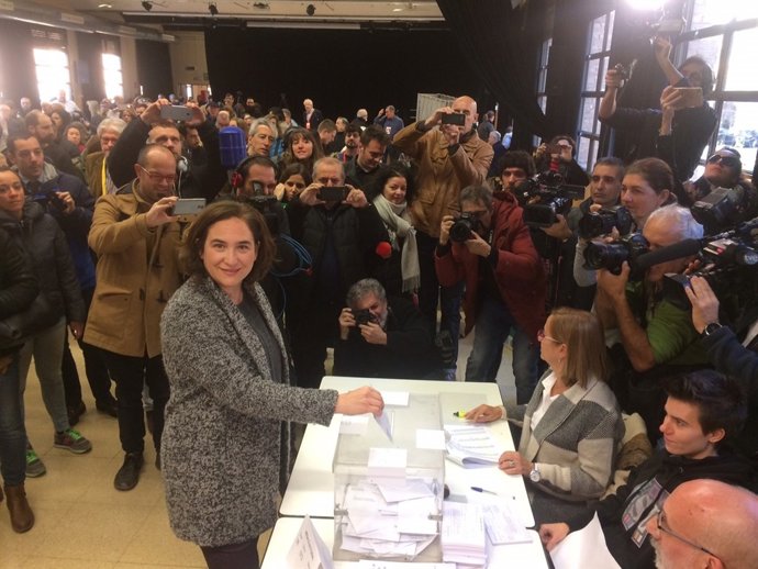 L'alcaldessa de Barcelona  Ada Colau vota en les eleccions del 21-D.