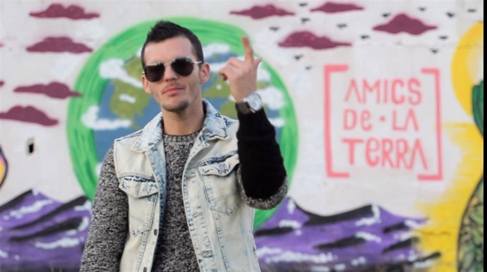 Alumno cantando un rap por la necesidad de cambiar de modelo energético