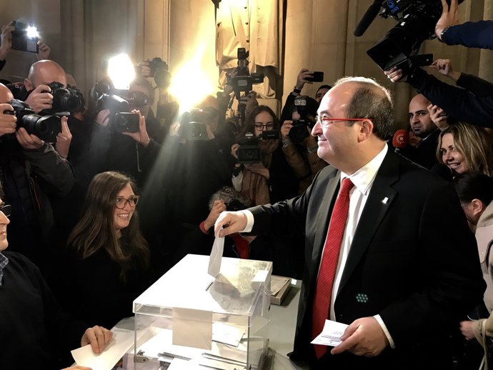 Miquel Iceta (PSC) vota en les eleccions del 21-D