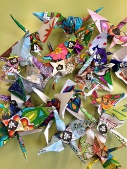 Grullas de papel de la campaña 1 origami 1 euro