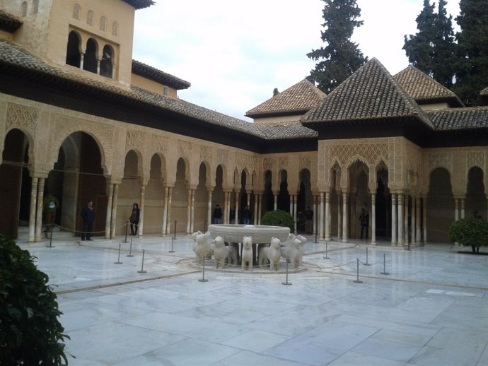 Patio de los Leones de la Alhambra de Granada