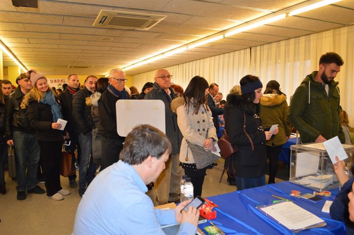 Cues al col·legi electoral Frederic Godàs de Lleida