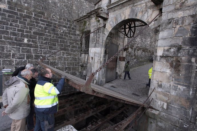 Trabajos en el Portal de Francia.