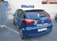 Detenido un hombre acusado de apedrear un coche de policía tras salir del hospital de Torrecárdenas de Almería