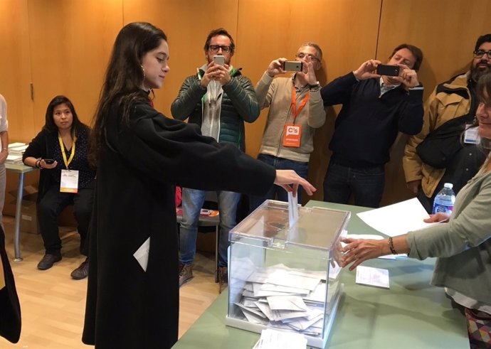Vota Laura Sancho, la catalana en la qual Puigdemont ha delegat el seu vot.