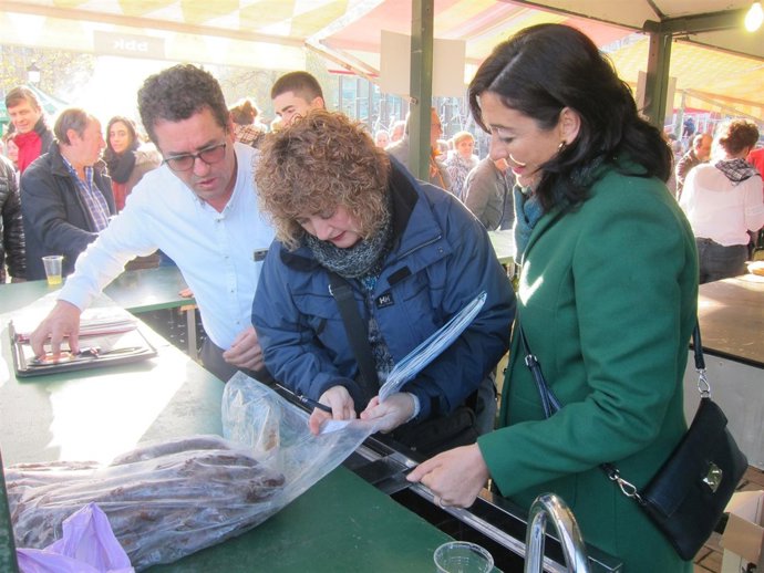  Yolanda Díez Inspecciona Una Txosna                             
