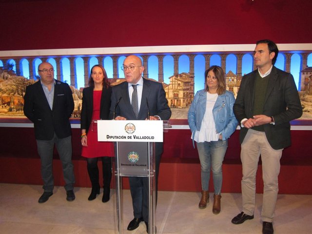 Jesús Julio Carnero junto a los portavoces de la Corporación Provincial