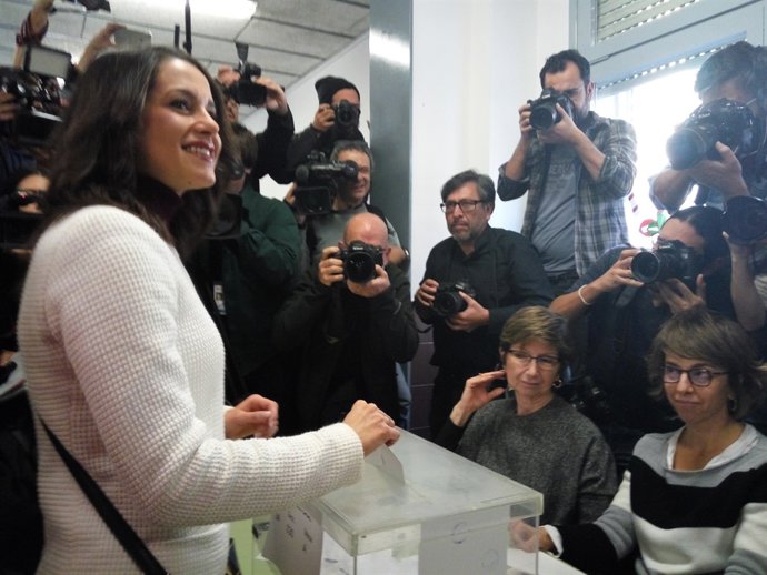 La candidata de Cs,  Inés Arrimadas, vota en les eleccions catalanes.