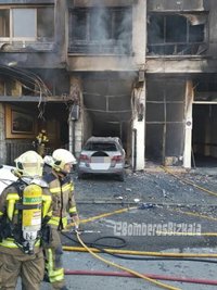 Una persona sufre quemaduras y otras dos son atendidas por inhalación de humo por un incendio en una lonja en Güeñes 