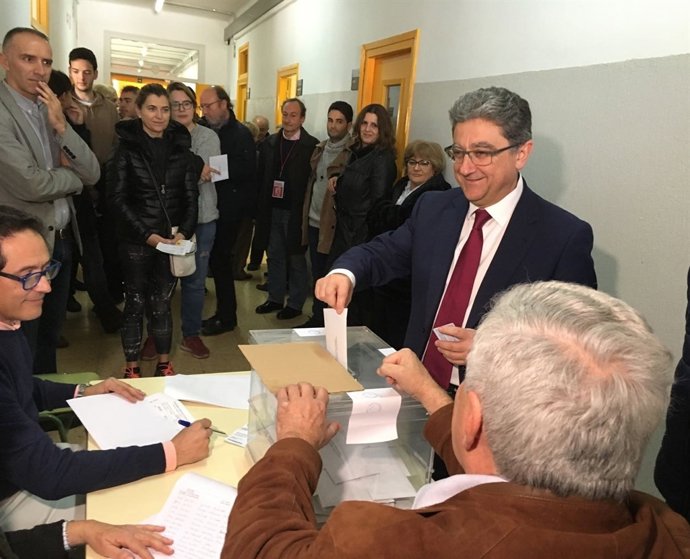 El delegat del Govern central Enric Millo vota en el 21-D