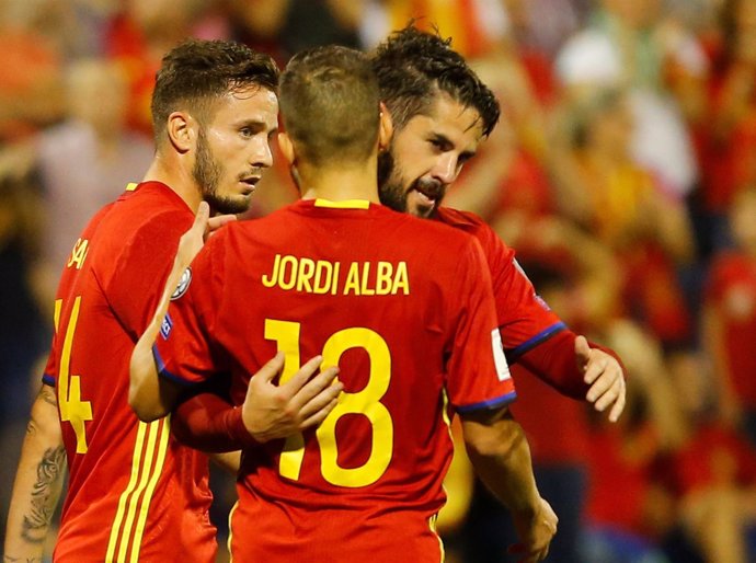Isco abraza a Jordi Alba y Saúl con la selección española