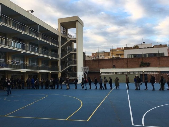 Cues per votar en les eleccions del 21-D en La Salle de Gràcia (Barcelona)