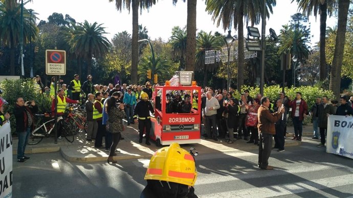 Concentración de los bomberos, puerta Ayuntamiento Málaga 