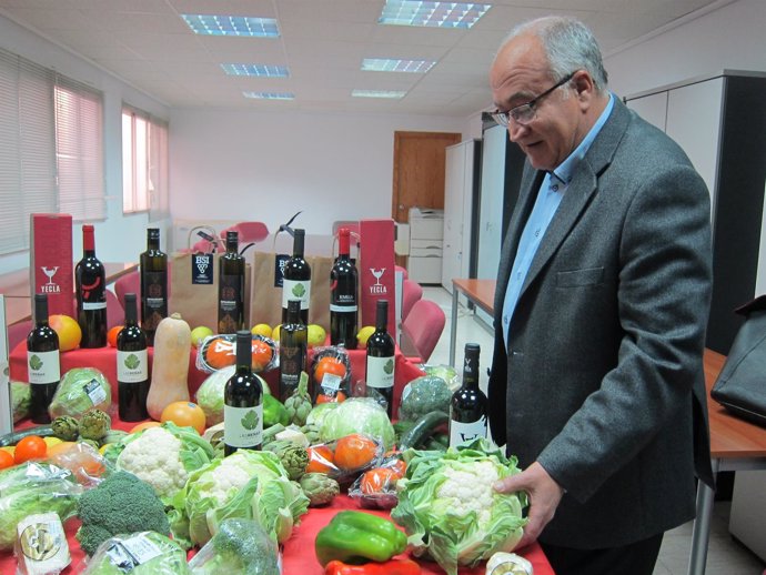 Miguel Padilla junto a productos agrícolas de la Región de Murcia