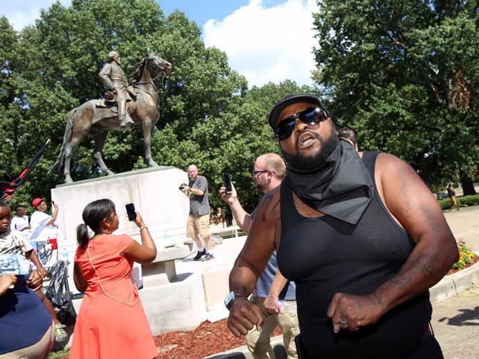 Ciudadanos manifestándose contra la presencia de una estatua confederada