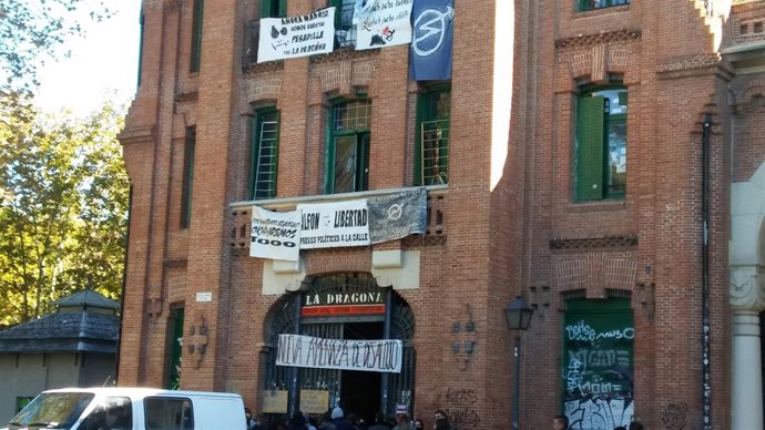 Miembros del centro okupa La Dragona tras el aplazamiento del desalojo